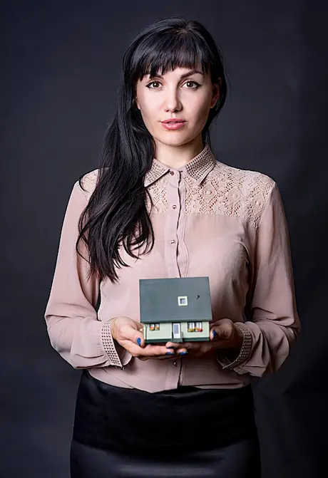 Strategic advisor with over 15 years of luxury real estate market and transaction experience